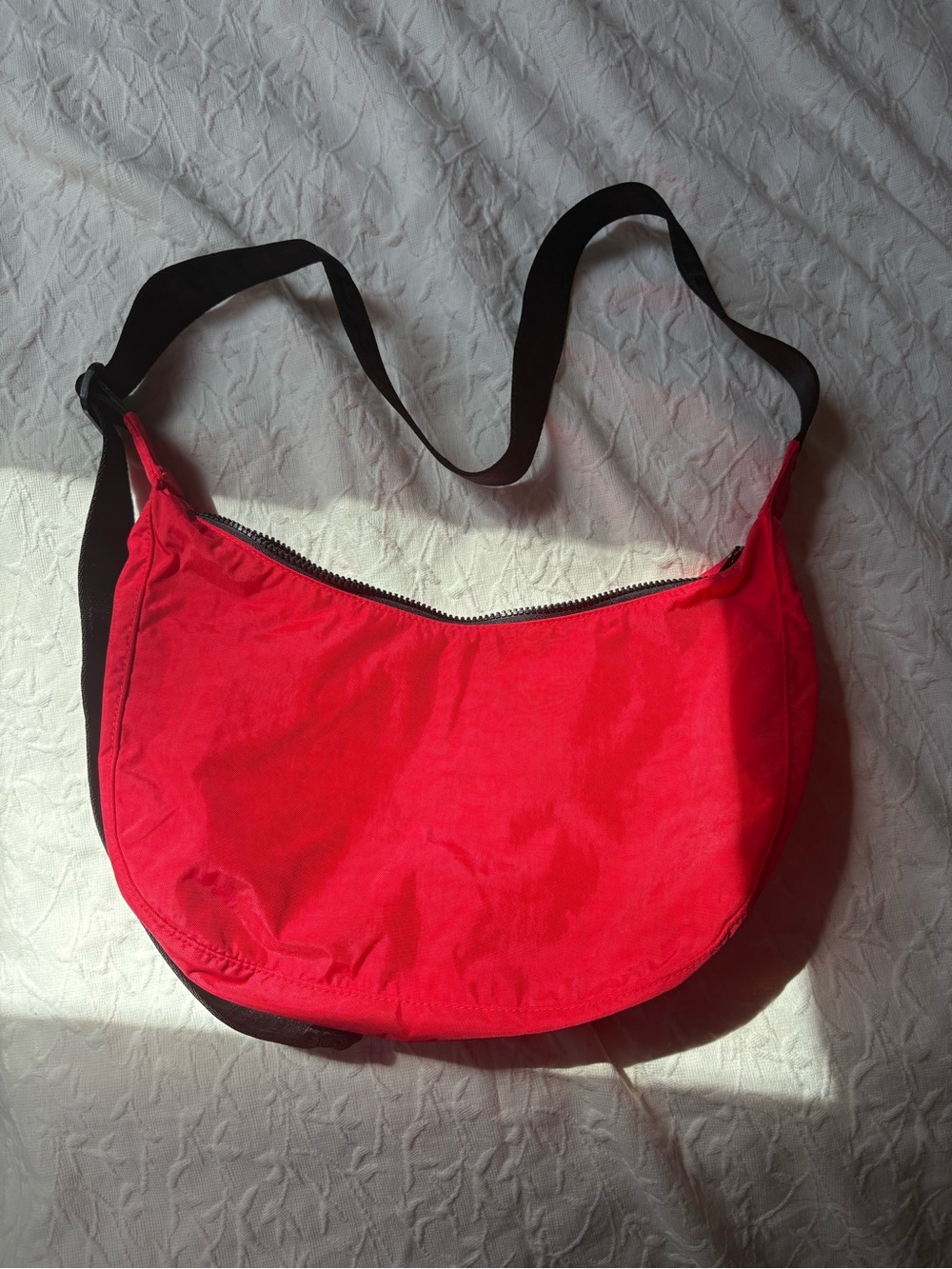 BAGGU candy apple red medium crescent
